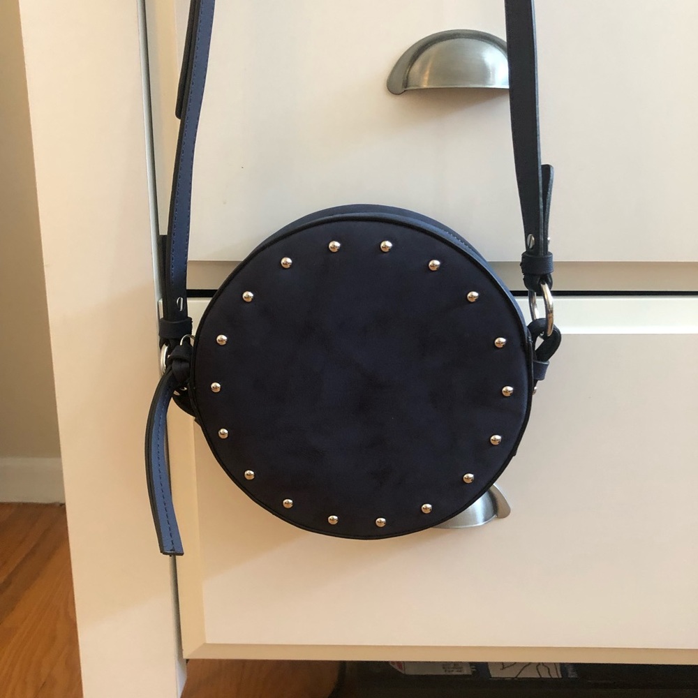 Gap round crossbody